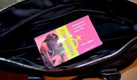Фото упаковки Распутницы для возбуждения в сумочке покупательницы